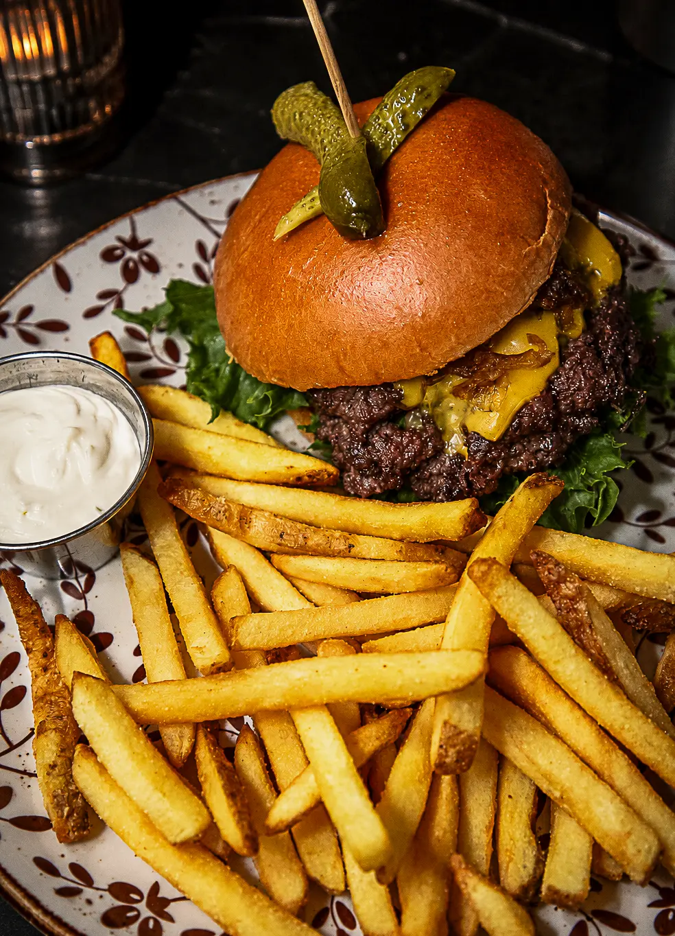 Vita Fruns cheeseburgare med pommes frites och aioli