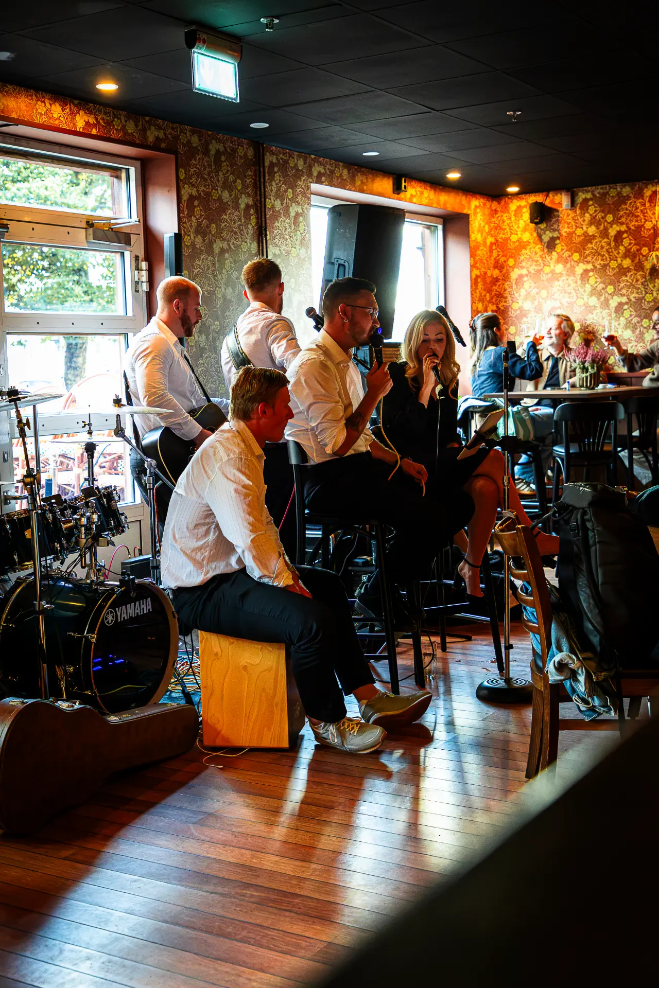 Liveband som spelar för gästerna på Vita Frun